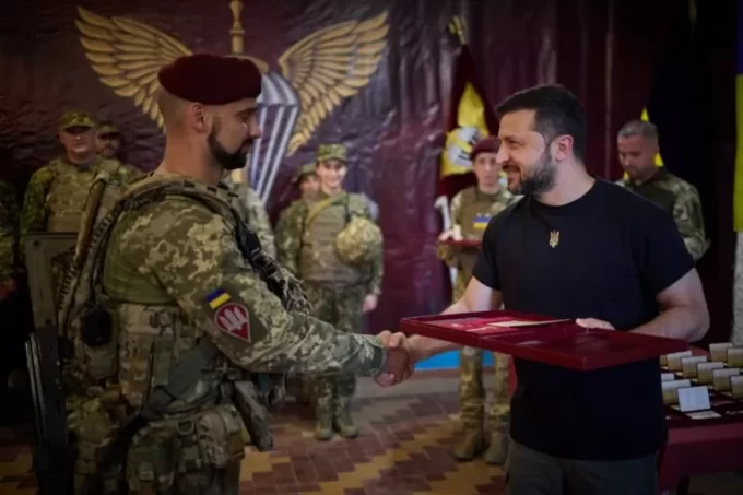 Двоє військовослужбовців з Житомирщини отримали квартири - сертифікати вручив Зеленський