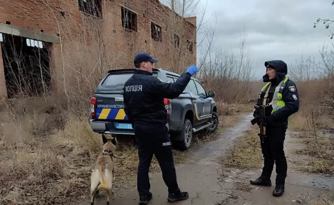 У покинутій будівлі на Житомирщині виявили тіло 18-річного юнака - його засипали цеглою