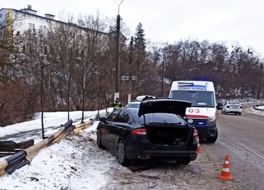 У Житомирі легковик з двома дітьми врізався в колесовідбійник - постраждалих госпіталізували