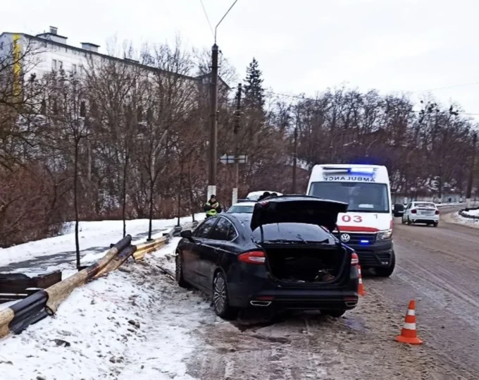 У Житомирі легковик з двома дітьми врізався в колесовідбійник - постраждалих госпіталізували