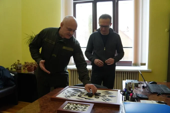 Військовий Нацгвардії передав до Житомирського музею власні артефакти