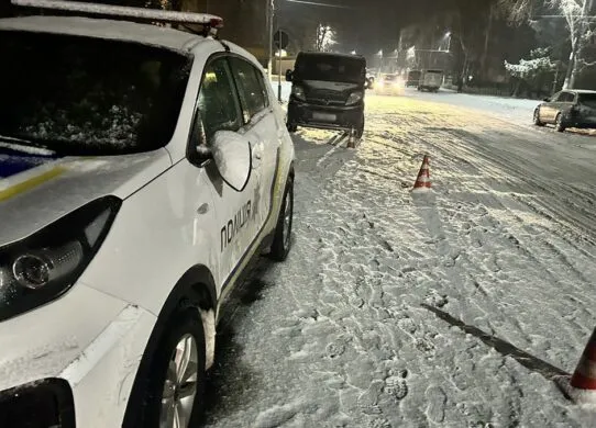 Мешканець Житомирщини вчинив стрілянину, а при спробі втекти, кілька разів врізався в поліцейську машину