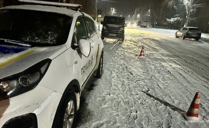 Мешканець Житомирщини вчинив стрілянину, а при спробі втекти, кілька разів врізався в поліцейську машину