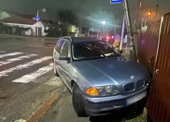 У Житомирі водій під наркотиками врізався в електроопору та паркан
