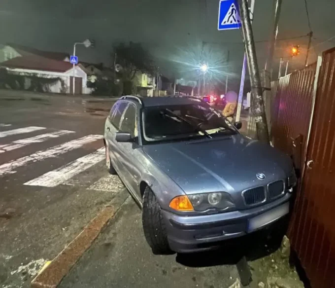 У Житомирі водій під наркотиками врізався в електроопору та паркан