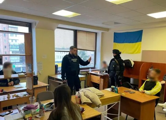 Кол-центри у Житомирі ошукали українців на понад 12 млн грн, використовуючи історії хворих дітей