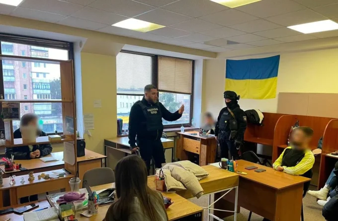 Кол-центри у Житомирі ошукали українців на понад 12 млн грн, використовуючи історії хворих дітей