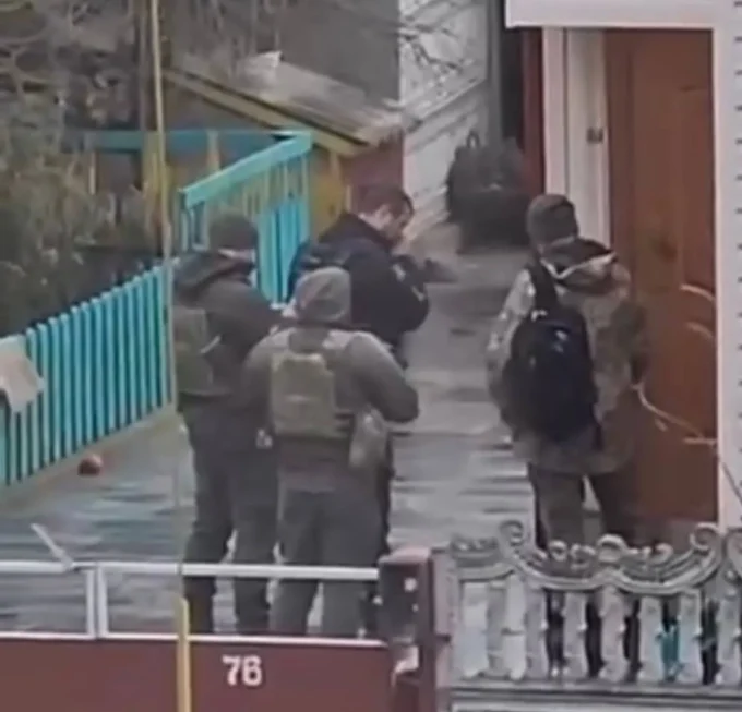 На Житомирщині ходять військові та поліція зі зброєю та у броні: що відбувається?