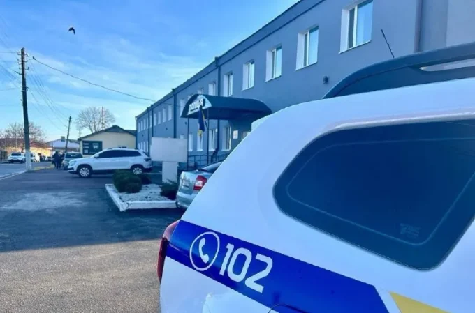 На Житомирщині нетверезий водій врізався у стовп, кинув машину та втік