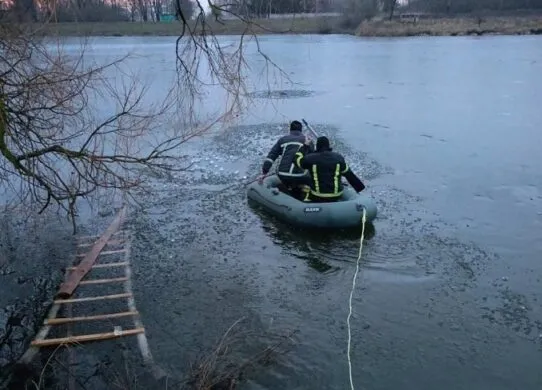 Рятувальники дістати тіло зі ставка в Житомирському районі