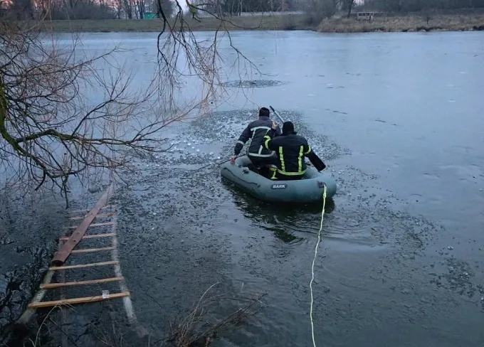 Рятувальники дістати тіло зі ставка в Житомирському районі