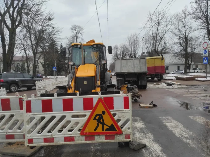 Через аварійні роботи водоканалу, в Житомирі ускладнено рух транспорту