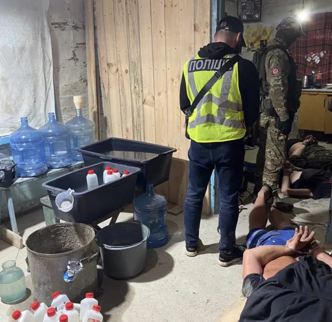 Мешканець Житомирщини дозволяв знайомим виготовляти наркотики у бабусиному будинку