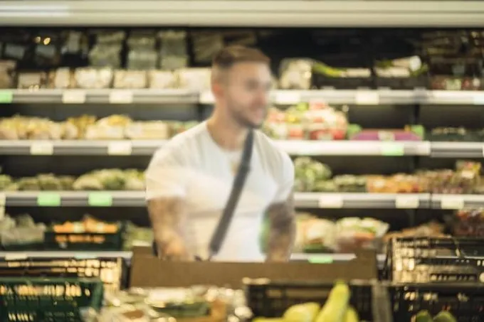 Чоловік в магазині