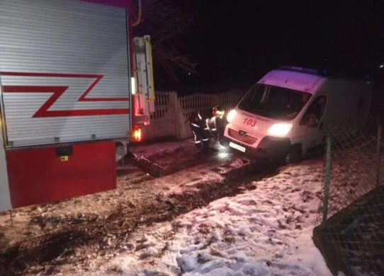 На Житомирщині рятувальники витягли "швидку" з багнюки, де вона застрягла на шляху до хворого