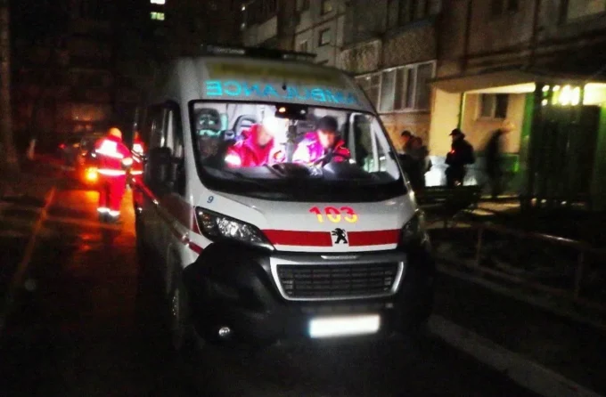 У Житомирі біля під'їзду багатоповерхівки виявили тіло чоловіка