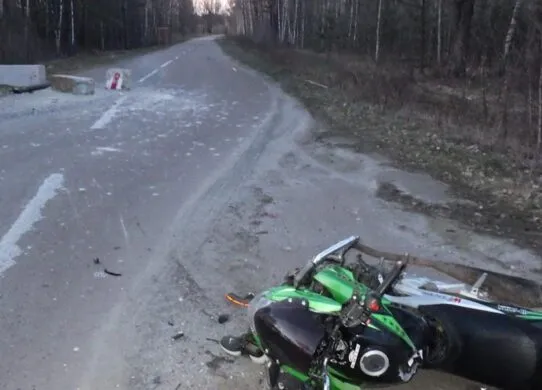 ДТП на Житомирщині з постраждалими: мотоцикліст сів за кермо п'яним з пасажирами та не впорався з керуванням