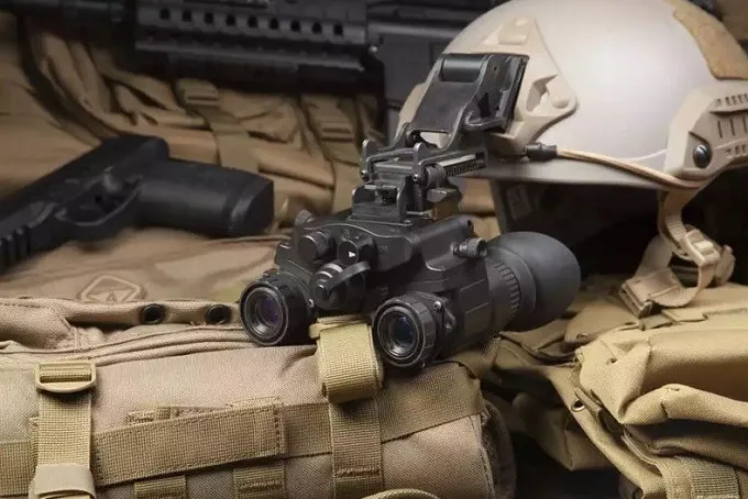 Бінокуляр нічного бачення з полем зору 51°