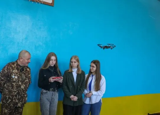 У житомирських школах дітей навчають керувати дронами