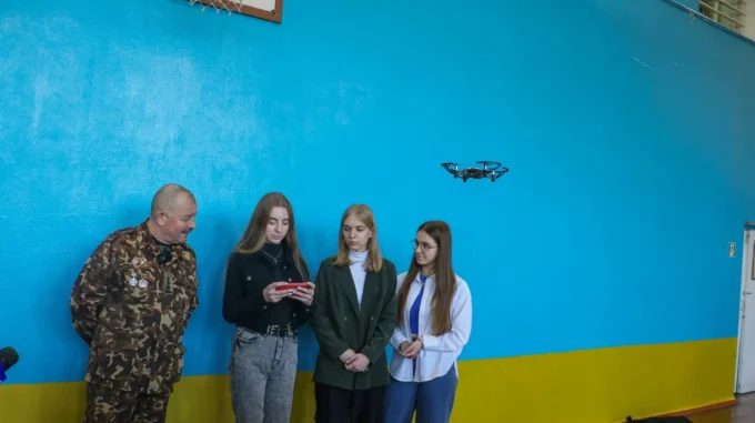 У житомирських школах дітей навчають керувати дронами