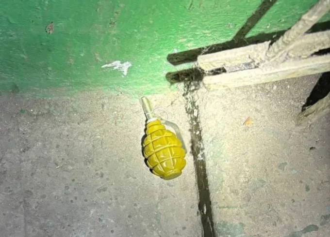 У під'їзді житлової багатоповерхівки Житомира виявили гранату