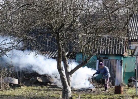У Житомирі дрон розшукує тих, хто палить сухе листя