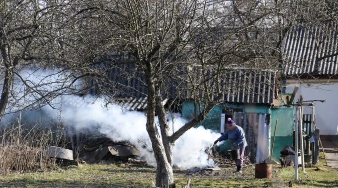 У Житомирі дрон розшукує тих, хто палить сухе листя