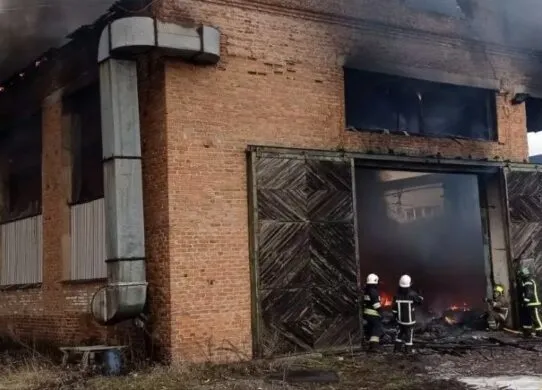 На Житомирщині спалахнула сильна пожежа - горів ангар для сільгосптехніки