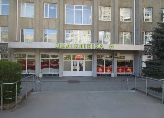 На Житомирську поліклініку, що на Лесі Українки, чекає капітальний ремонт