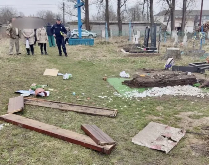 Мешканець Житомирщини вирішив помститися за дружину та здійснив наругу над могилою військового