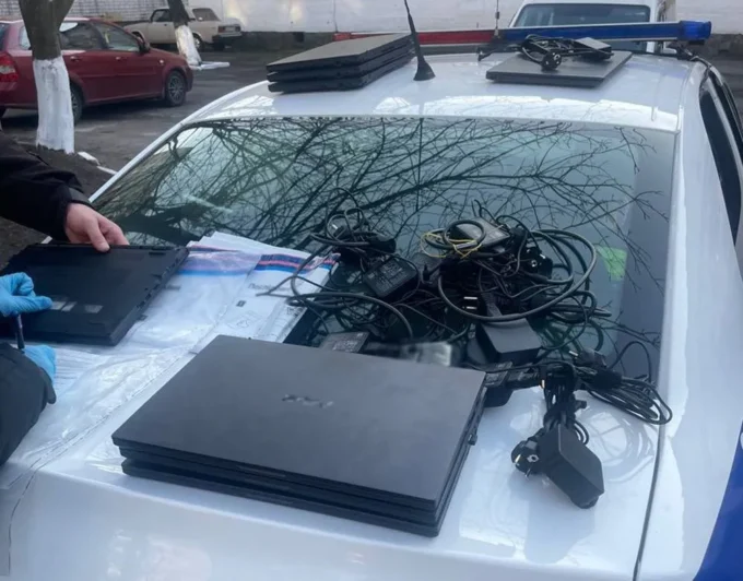 Методистка Житомирського ліцею заклала у ломбард техніку навчального закладу