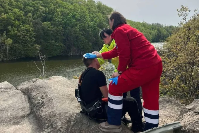 З 20-метрової скелі у Житомирі впав 25-річний чоловік