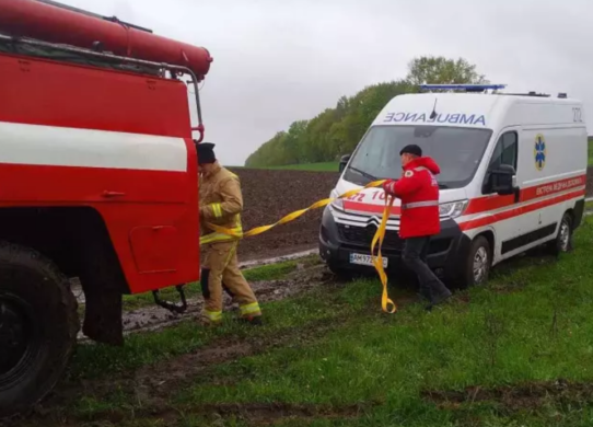 Застрягла швидка та на паркан впав аварійний стовп - наслідки негоди на Житомирщині