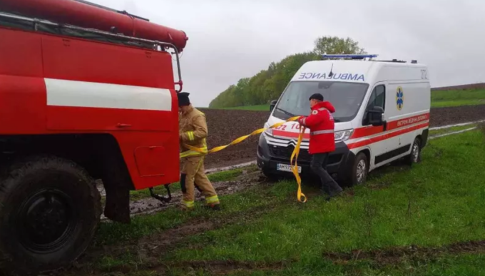 Застрягла швидка та на паркан впав аварійний стовп - наслідки негоди на Житомирщині
