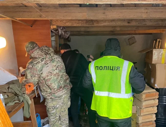 Під час розслідування вбивства у Житомирі, правоохоронці виявили арсенал зброї в гаражі