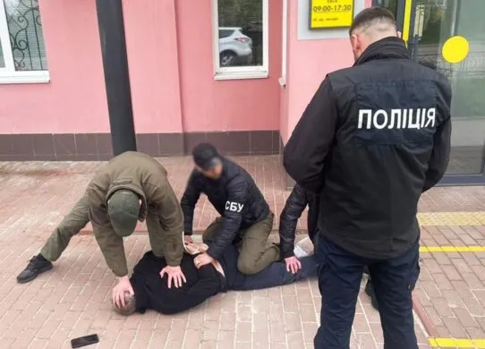 Благодійник з Житомирської області торгував автомобілями, які мав передавати ЗСУ