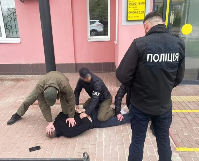 Благодійник з Житомирської області торгував автомобілями, які мав передавати ЗСУ