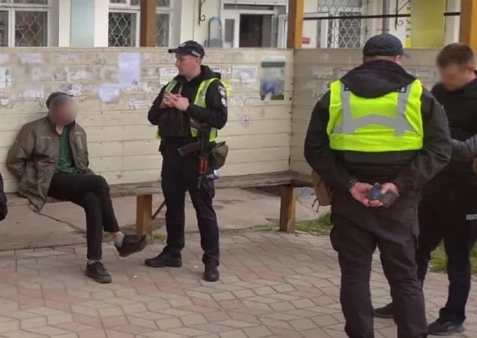 На зупинці Бердичева невідомий кинув гранату - що чекає на хулігана?