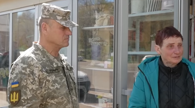 Скандал з військовим у Житомирі: купив квіти, а наступного дня повернувся та вдарив букетом продавчиню по обличчю