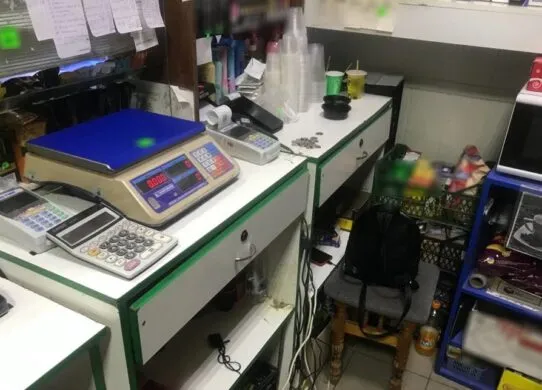 Погрожував ножем та забрав гроші з каси - у Житомирі в крамниці стався розбійний напад