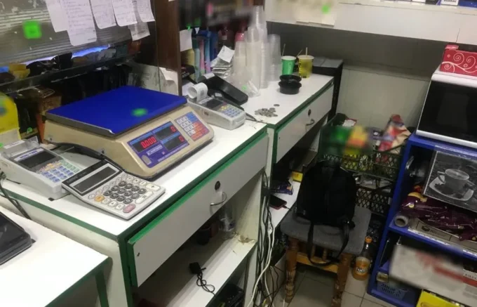 Погрожував ножем та забрав гроші з каси - у Житомирі в крамниці стався розбійний напад