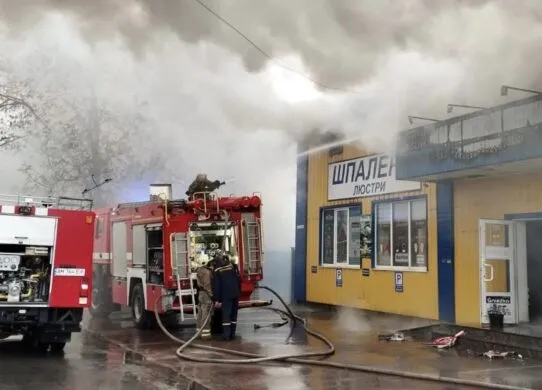 У Коростишеві спалахнула пожежа у господарському магазині