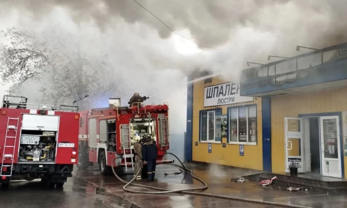 У Коростишеві спалахнула пожежа у господарському магазині