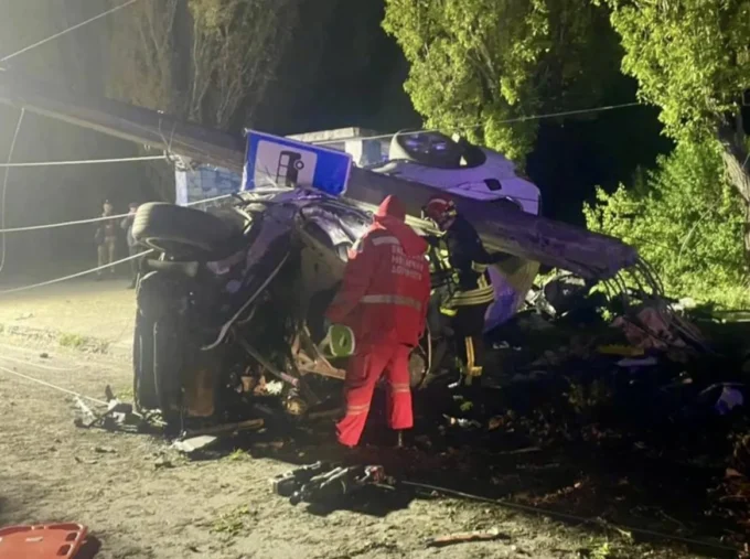 У Житомирі водій БМВ врізався в електроопору