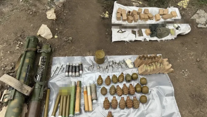 «Чорні зброярі» на Житомирщині: пропонували клієнтам цілий арсенал трофейної зброї