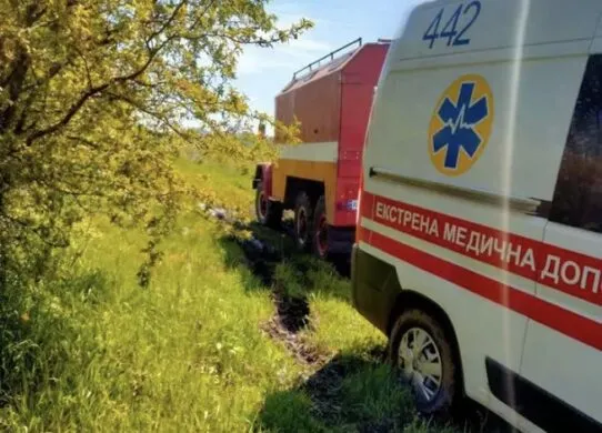 На Житомирщині застрягла карета швидкої з хворою особою - допомогли рятувальники
