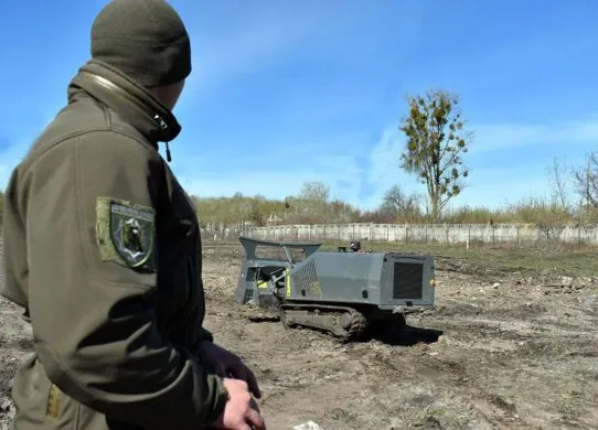 Вибухотехніки поліції у Житомирі навчаються розміновувати території на роботизованих машинах