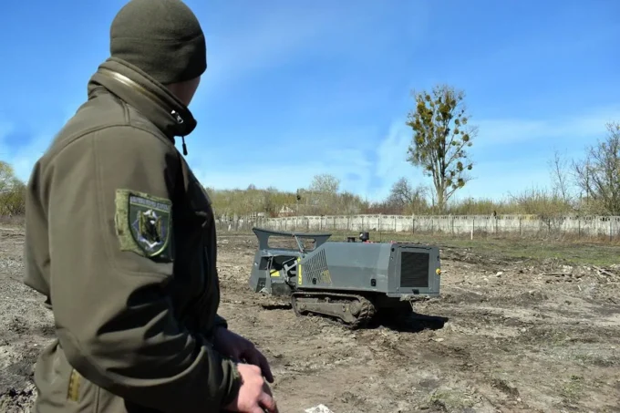 Вибухотехніки поліції у Житомирі навчаються розміновувати території на роботизованих машинах