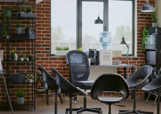 Принципиальные отличия офисных кресел и стульев