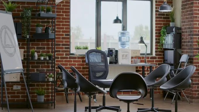 Принципиальные отличия офисных кресел и стульев